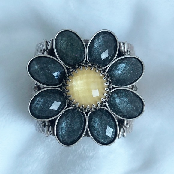 Ollipop Flower Cuff Bracelet 🌼 - Picture 3 of 5